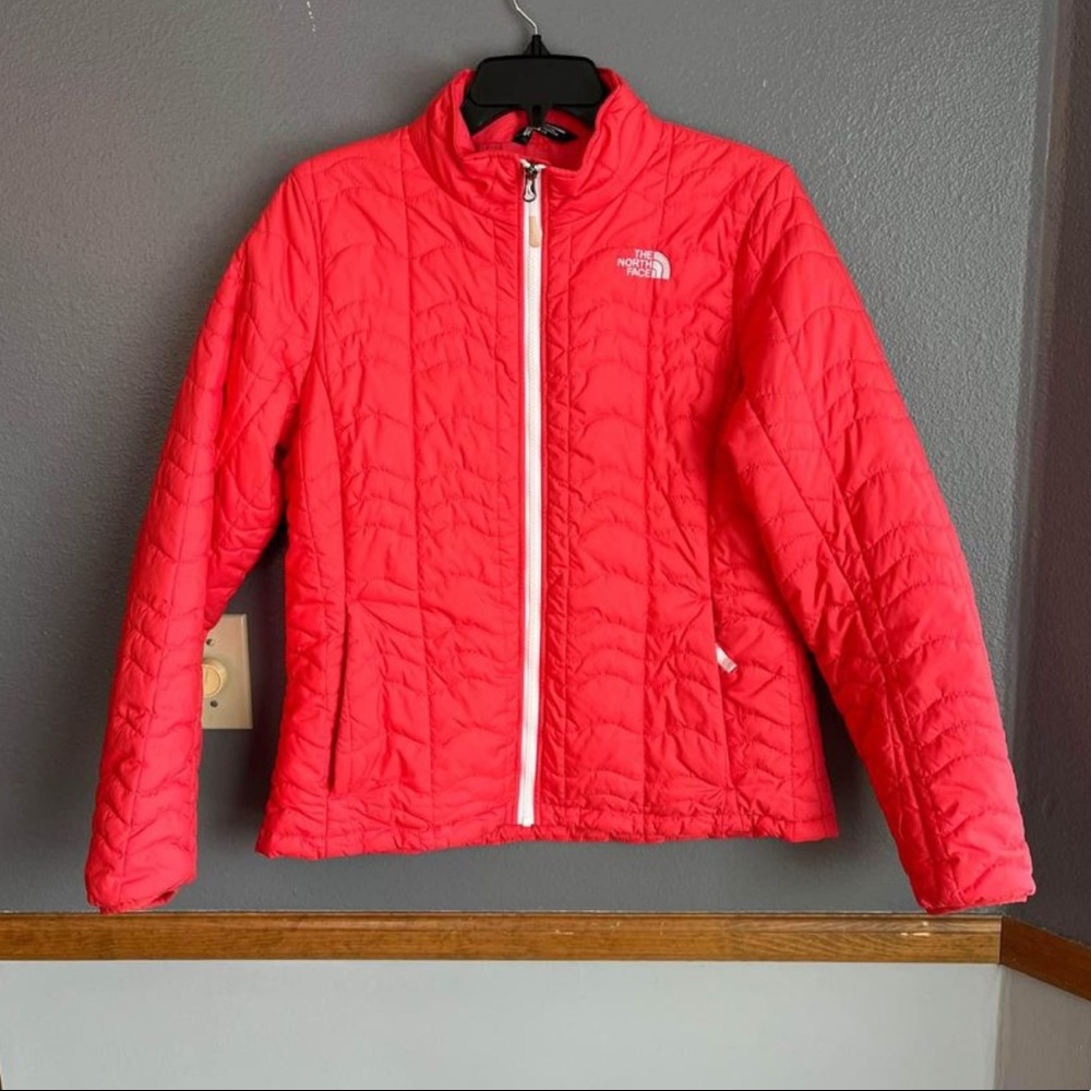 The North Face Coat 
Size Large Women’s 
Color Fiery Rose